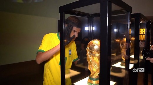 5.6M views · 384K reactions | Ontem foi dia de receber o Luva de Pedreiro na casa do futebol brasileiro! Veja como foi essa visita mais que especial ⚽️ | Confederação Brasileira de Futebol | Facebook