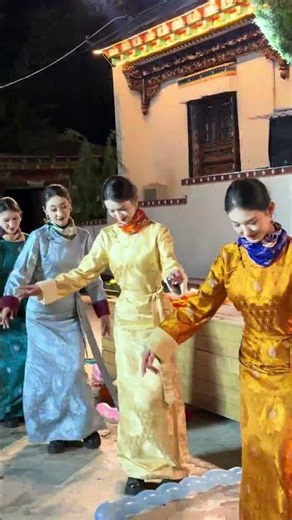 Traditional Tibetan Dance in Magical Shangri-La #shangrilatibet #dance #tibetanculture #getviral