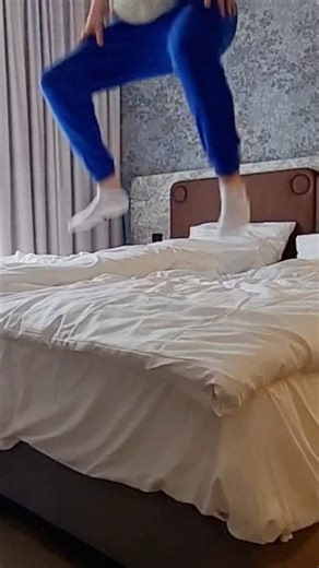 stay'in hotel for New years eve? dont forget to jump on the bed 🤪 #bedjumping