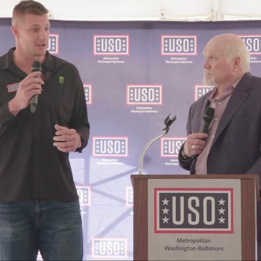Terry Bradshaw & Rob Gronkowski Team Up to Sing a Duet on The Bradshaw Bunch