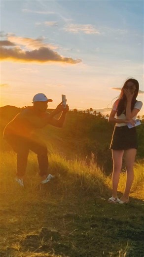 December 24 2025 Isang grupo Ng mga turista Ang namasyal sa kabundukan Ng Makapaya hills Nagmula Sila sa ibat ibang Lugar sa Quezon province,at masayang nagtungo Sila bayan Ng San Andres Quezon at una nilang pinuntahan Ang sikat na makapaya hills na pasyalan duon at sa Hindi inaasahang pangyayari Ang Isa content creator na Nakita nila duon ay nakiusap Silang kunan Sila Ng larawan sa tabi Ng bangin sa Tuktok Ng bundok habang sinagasagawa Ang pagkuha Ng larawan ,biglang napaapak sa bato Ang camera