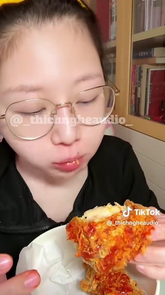 Bạch Nguyệt Quang Cúng Tỏa Sáng tại ASMR Mukbang