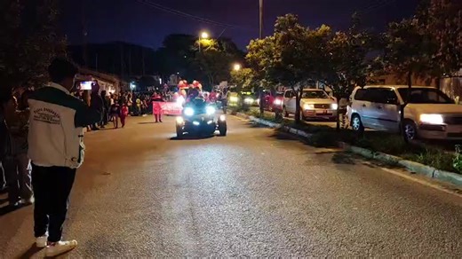 🎄✨ Gran Caravana Navideña Aiquile 2025 ✨🎄 Aiquile se llena de alegría y espíritu navideño con la Gran Caravana Navideña 2025. Disfruta de un hermoso recorrido con carros alegóricos, baile, villancicos, y coloridos disfraces navideños que contagiarán felicidad a grandes y pequeños. 🎶🎭🚗 Una fiesta llena de música, danza y tradición para compartir en familia y comunidad. 🎁 ¡ Vive la magia de la Navidad en Aiquile! 🎅🎄 | Radio Esperanza Aiquile