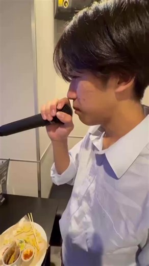 イケメン男子の歌唱パフォーマンス