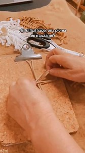 Pluma Macramé 🙌 Siga a @allmanualidades para más inspiraciones 🛑 Si quieres aprender este bello arte desde cero y realizar más de 30 piezas macramé junto a una experta y emprender desde casa 🏠 Ve al LINK de mi PERFIL para obtener información de nuestro Curso Online de Macramé #manualidades #manualidadescreativas #macrame #macramelove #macramelovers #hechoamano #tejidoamano #artesanal #nudosmacrame #UnitedStates | All Manualidades
