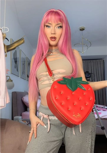 I wanna eat her 😭🍓 #strawberry #album