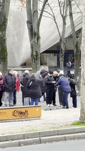 The Shell Game Scam at Eiffel Tower Paris 2026 ⚠️ Don't Lose Money! #Paris #ScamAlert