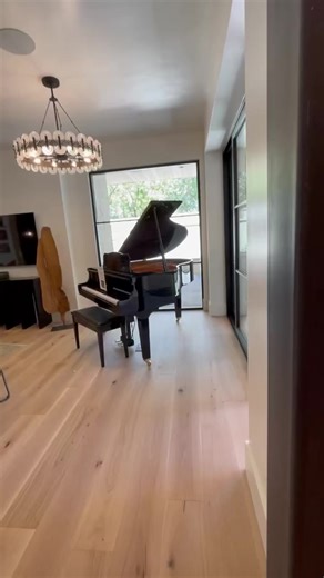 This #fullswingsimulator installation was just too good for only one look, taking the idea of a home theatre to a whole new level. Ready to create the ultimate entertaining space? Click the link in our bio to get started. | Full Swing