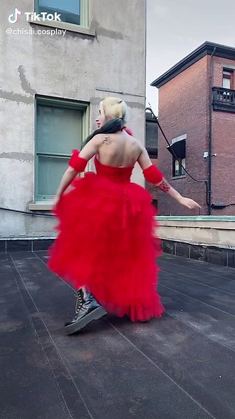 While y’all are waiting on the corpse bride dress pics, here’s my (now) second favourite giant fluffy dress!! Harley Quinn!!