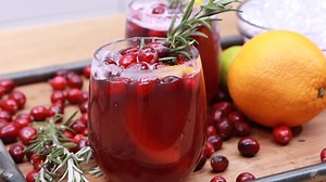 I just love how festive this holiday punch looks! 😍 RECIPE: https://divascancook.com/easy-holiday-punch-recipe-christmas-thanksgiving/ | Divas Can Cook