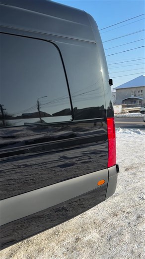 🚐 Mercedes-Benz Sprinter 516 | 2021 | ExtraLong Без зайвих слів — правильний робочий Sprinter. Доглянутий стан, чесний пробіг і комплектація, яка реально потрібна в роботі. Сів — поїхав заробляти. Характеристики: • 📅 2021 рік • ⚙️ 516 CDI | механічна КПП • 🔩 Міст 46:11 • 📏 ExtraLong • 🛞 Двохкатковий • 📉 181 000 км пробігу Комплектація: • 💡 Передні LED-фари • 🚨 Оригінальні лазерні стробоскопи • 🧲 Фаркоп • 📷 Камера заднього огляду • 🚪 Двері з відкриванням на 270° • 🪞 Електроскладні дзе