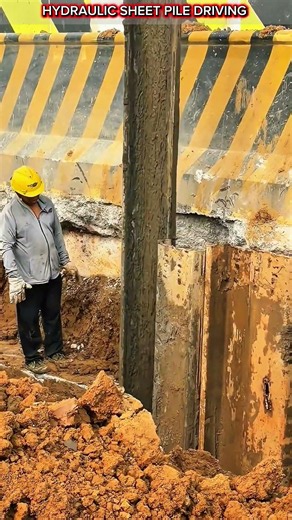 Hydraulic Vibratory Hammer Driving Larsen Sheet Piles.