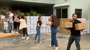 United Way Miami and Amazon provide over 1,000 meal kits for Miami-Dade families and veterans for Thanksgiving - WSVN 7News | Miami News, Weather, Sports | Fort Lauderdale
