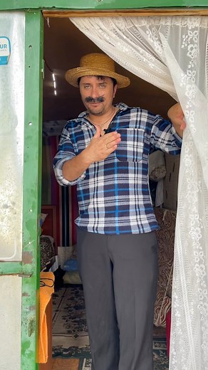 129K views · 1K reactions | Trebuie ușă bună, cu perdica nu țin departe țânțarii  | Banca de Bancuri | Facebook