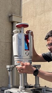 Conoce la #KinematicApp que revoluciona la serie VZ-i de RIEGL ¿Sabías que el LiDAR terrestre RIEGL VZ-2000i puede operar en modo cinemático? Esta innovadora APP utiliza el algoritmo de reconstrucción de trayectoria y los sensores GNSS/IMU ya integrados en el equipo, eliminando la necesidad de costosos kits de sensores externos. El sofisticado algoritmo de RIEGL procesa estos datos para reconstruir la trayectoria del equipo, generando una nube de puntos 3D georreferenciada y precisa, mientras el