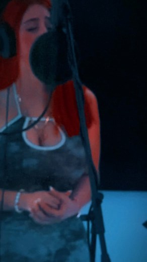 Jennifer Hernandez on Instagram: "Un pequeño detrás de lo que se vive grabando ♥️💣 Seguimos preparando cosas bonitas para ustedes Buen dueto te quiero machín @germancreceroficial Gracias Produ @alex_alvarezmusic El mejor publi @carlos_encinoo_ Mis fieles @soyjairalvaradox @mickynoriega"