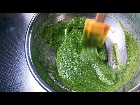 How to make basil sauce and how to keep it beautiful and green.
