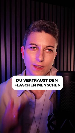 Carolin Konrad on Instagram: "Du vertraust den falschen Menschen Und diese dauerhafte Enttäuschung sorgt irgendwann dafür, dass du niemandem mehr vertraust. 😪 Aber was ist wenn du das schon frühzeitig erkennen könntest? Dein Freund und Mentor: @sagscaro 🦁 Wenn dir das gefallen hat, folg mir gerne für mehr. LÖSUNG: “Tempo Test”: Vertrauen schenkst du nicht nach Worten, sondern nach wiederholten Beweisen. 👉 Regel: 3 Beweise vor 100% Vertrauen. Beweise sind zb. hält Absprachen ein, übernimmt Ver