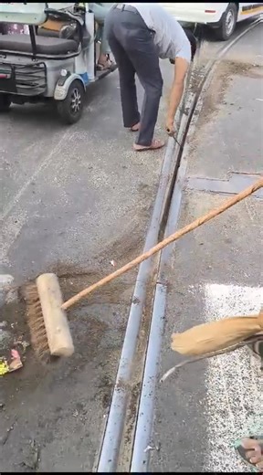 Tram tracks getting ready before route number 24/29 gets operational. 24/29: Tollygunge to Ballygunge will be operational soon. Video: ভট্টাচার্য্য দেবারুণ Follow Kolkata bus-o-pedia for more. #kolbusopedia #savetramsofcalcutta #savetrams #kolbusopediaapp #kolkata #WestBengal #heritage #tram #WBTC | Kolkata bus-o-pedia