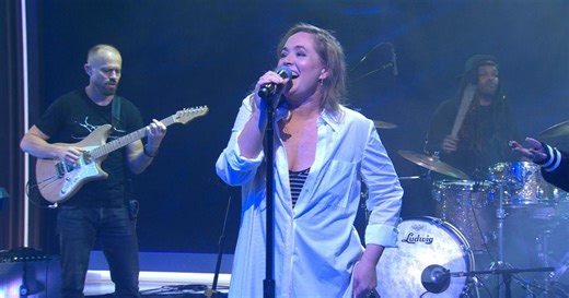 Saturday Sessions: Sir Woman performs "Circles"