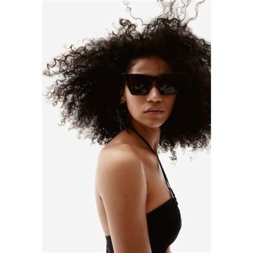 Quote System on Instagram: "Los lentes de sol Cat Eye son un estilo clásico de gafas con la montura ligeramente elevada en los extremos externos, evocando la forma de un ojo de gato. Esta silueta eleva visualmente el rostro, resalta pómulos y añade un toque femenino, elegante y sofisticado a tu look — una tendencia que va desde los años 50 hasta nuestros días en moda urbana y de pasarela. 💡 Tip de estilo: este diseño favorece especialmente rostros con forma corazón, ovalados o redondos, ya que 