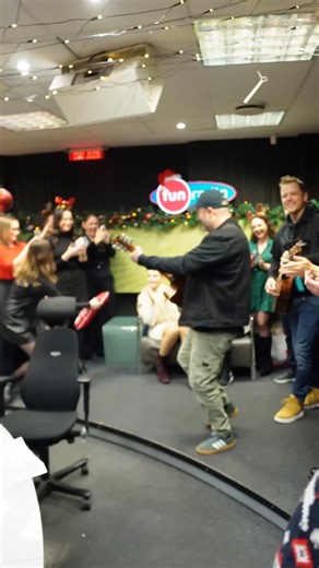 #BACKSTAGE ako KaVa spolu s IMT SMILE prekvapili na Generálke Vianoc úplne všetkých. 😍 😎 Mali to celé nachystané, pripravené a stačilo „len“ prekvapiť poslucháčov, no s Ivanom chceli urobiť radosť kompletne. Aj vám pri rádiu, aj vám v rádiu. 💫 Žiť z toho budeme všetci ešte dlho, ako to celé parádne vypálilo a aké boli odozvy. Niečo neskutočné! Ďakujeme IMT SMILE, je radosť s vami robiť špeci veci. ♥️ A okrem KaVičky a Karola ďakujeme aj Borisovi Holečkovi za backstage video a Veronike Holečko