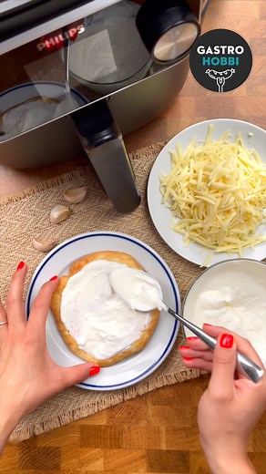 Lángos Air Fryerben 😍 Ez a recept és sok más finomság is benne van Air Fryer 3 receptkönyvünkben | GastroHobbi