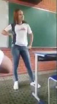 Olhem o que essa aluna feis dentro da sala de aula..