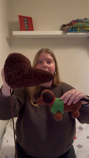 Con Ganxo on Instagram: "Por fin!! ✨ MI PRIMER AMIGURUMI ✨ pero como sabéis siempre tengo que darle una vuelta jeje así que se viene un perro salchicha GIGANTE. Lo estoy haciendo con punto bajo en x y los ovillos Dulce de @hilaturaslm 💖"