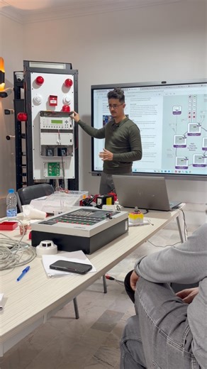 Configuration d’une Centrale de Détection Incendie Programmation, tests et mise en service pour une sécurité maximale. ⚙️ إعداد وبرمجة لوحة كشف الحرائق وفق المعايير لضمان استجابة سريعة وحماية فعالة. 📍 SSP Academy – Bir Khadem 📞 Infos & inscriptions : 0557340000 / 0782000034 #FireAlarm #Sécurité #Protection #Formation #SSPAcademy | SSP Academy