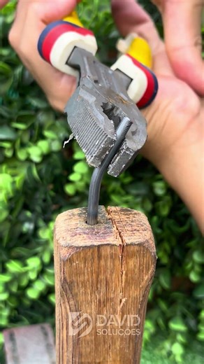 “Cracked Cable? Easy Fix 😱🔧”#DIYFix#ToolTips#LifeHack#QuickRepair 🔧