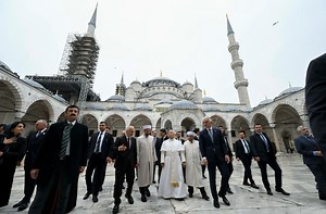 Pope Leo visits Blue Mosque, one of most important in Istanbul - Vatican News
