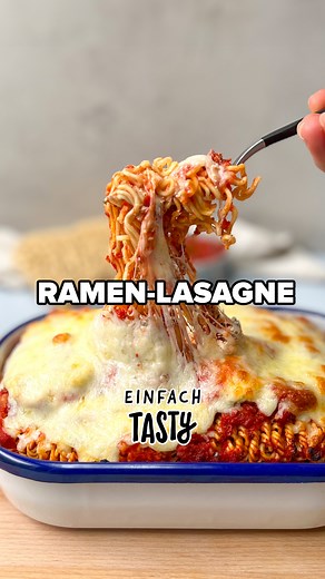 Mit nur wenigen Zutaten und Zeitaufwand wird die japanische Küche mit der italienischen verbunden. Ein vegetarisches Rezept aus der Fusion-Kitchen. 🍜🍅 #EinfachTasty #EinfachTastyRezept #Ramen #Lasagne #Fusionkitchen #italienisch | Einfach Tasty