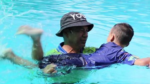 หลักสูตรกิจกรรมว่ายน้ำครั้งแรกของนักเรียนชั้นอนุบาล ซึ่งเด็กๆ ได้ทำความคุ้นเคยกับสถานที่ การเรียนรู้ทักษะว่ายน้ำเบื้องต้น และการป้องกันการจมน้ำในเด็ก | โรงเรียนเทศบาลพิบูลสวัสดี