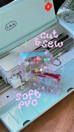 ✵ 𝐈 𝐋 ✵ il.the.hobbyist on Instagram: "cut & sew pvc sheet into a trinket pouch!🎀🧵 คราวนี้มาลองใช้เครื่อง cricut explore 3 มาลองตัดวัสดุอื่น ๆ กันบ้าง อยากลองทำกระเป๋าพีวีซีมาพักใหญ่ ๆ แล้ว เพิ่งได้ลองทำครั้งแรก แล้วก็ใช้ตัว design space ทำแพทเทิร์นจากรูปทรงพื้นฐานแล้วสั่งตัดได้เลย ง่ายมากกก i’ve seen so many ppl on pinterest making pouches/bags with pvc, or attaching pvc onto fabric — it looked so fun so i tried it myself! i made the patterns with a basic shape in cricut design space and se