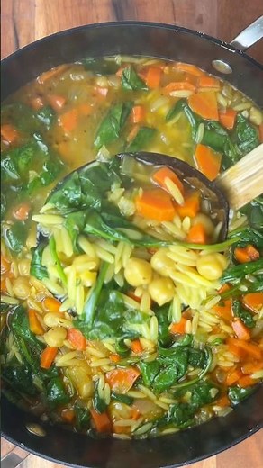 Lemon Chickpea Orzo Soup! Easy homemade soup in 30 minutes. Vegan, no lactose, healthy and delicious