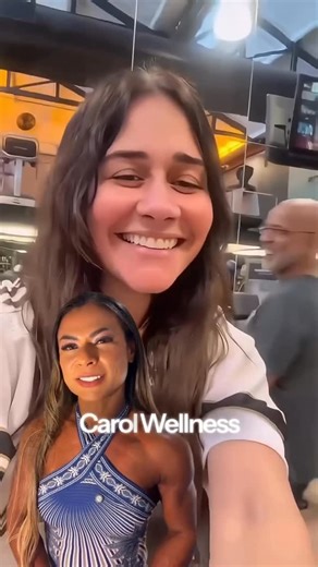 Carolina santana/coach fitness hipertrofia e emagrecimento on Instagram: "✨ 55 anos com energia de 25? SIM. Musculação não é estética, é estratégia feminina de poder 👇 🔥 ativa seus hormônios 💪 constrói massa magra de verdade ⚡ aumenta libido, disposição e confiança Agora soma isso com os nutrientes certos: ☀️ D3 + K2 → ossos e músculos fortes 🧠 B12 → energia absurda ⚡ Magnésio → corpo funcionando no máximo O resultado? Uma mulher 50+, pele firme, energia absurda e um corpo que deixa qualquer