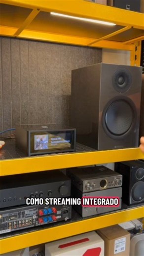 El NAD M10 v3 es un amplificador streamer todo en uno para audiófilos que combina potencia con versatilidad. Ideal para sistemas modernos de alta gama con un diseño compacto y elegante, incluyendo entrada de Phono. Puedes usarse en parlantes de mueble estéreo o de piso dependiendo de las características técnicas de estos. Puntos Clave: • Potencia y Sonido: 100W por canal, amplificación Hybrid Digital (NCore), DAC ESS Sabre actualizado para más detalle. • Streaming: BluOS, Roon Ready, MQA, AirPla