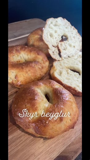 Loksins prófaði ég að gera Skyr beyglurnar hennar Helgu Möggu. Þessar verða gerðar aftur 🤗 #skyrbeyglur #macros