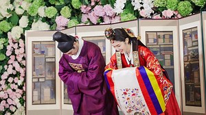 Paebaek Ceremony. Video courtesy: Chic Photography Discover more: www.chicplanner.com Follow us: www.instagram.com/chicplanner www.youtube.com/chicplanner www.tiktok.com/@chicplanner #ChicPlanner #LuxuryWeddings #BespokeWeddings #PaebaekCeremony. | Chic Planner