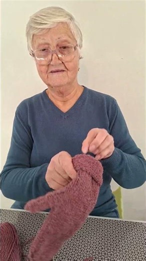 Knitting a Cozy Mitten on Needles 🧶🧶🧶