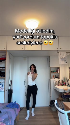 Runway Model Walk: Embrace the Elegance