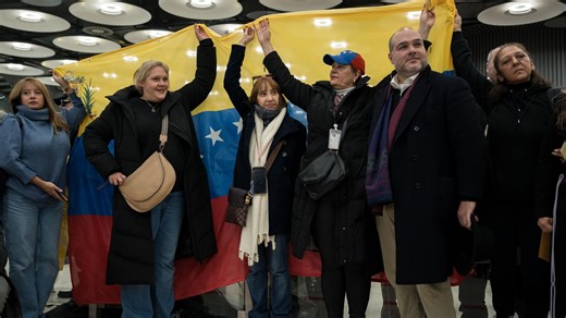 Los cinco españoles excarcelados en Venezuela aterrizan en Madrid y son llevados a su destino por las autoridades