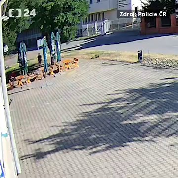 1M views · 1.9K reactions | Policisté hledají svědky incidentu v Břeclavi, o kterém informovali koncem července.  Agresivní muž tehdy zranil strážníka, který proti němu po varovném výstřelu použil služební zbraň.  Z kamerových záznamů jde vidět, že v době události místem procházelo nebo projíždělo hned několik lidí. Kriminalisté proto vyzývají svědky, aby se jim přihlásili na lince 158. | Události Brno | Facebook