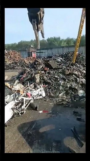 Unbelievable Power! Watch This Machine Tear Down a Car in Seconds for Recycling!