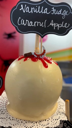 🎃 Trick or treat yourself at Coaster Candy. Our limited-time Halloween-inspired candy apples and specialty fudge are back and ready to haunt your sweet tooth. Did you know? You can transport your purchases to the Looney Tunes Super Store at the Main Gate so you can grab them easily as you exit the park. 🍂 Get your treats this fall season! https://bit.ly/3KNX21L | Six Flags Magic Mountain