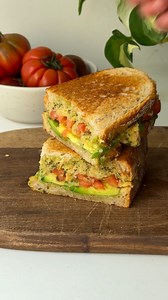 Tunacado - but make it veggie!✨ The star of the show? Chickpeas! Blitzed with red onion, lemon, and Dijon mustard to bring the signature “tunacado” mix of creaminess with subtly tangy flavours. Layer the chickpea smash, slices of avocado, and tomato between golden, toasted sourdough - don’t skip crisping it up in a pan! - for a satisfying lunch that’s ready in 10 minutes (and probably gone in 2!)💚 What You’ll Need: -240g canned chickpeas -½ red onions -handful of parsley -1 teaspoon Dijon musta