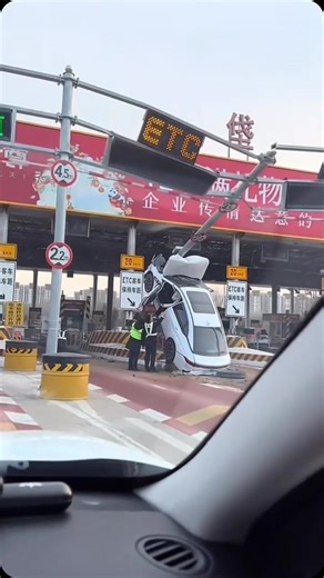 proterner on Instagram: "拆收费站，你是认真的！！安全第一啊"