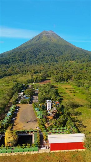 Plan vacacional al mejor precio ☀️🤩🌿 @relax_termalitas_hot_springs es uno de los complejos termales más completos de la Fortuna de San Carlos 🌋 💵 Entrada general: ₡5.000 colones (adultos y niños) 🕘 Abren todos los días de 9 a.m. a 9 p.m. 🚘 Cuentan con amplio parqueo El lugar ofrece: ♨️ 5 piscinas frías, 13 piscinas de agua termal, 2 jaccuzi y sillas de hidromasaje termales 🛝 Tobogán de agua doble 🏊‍♂️ Piscina con área para niños 🏴‍☠️ Barco pirata 🦖 Dinosaurio 🐟 Estanque de peces para 