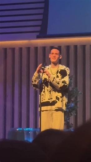 Max, Harvey and Tilly Perform 'Old Phone' Live in Manchester